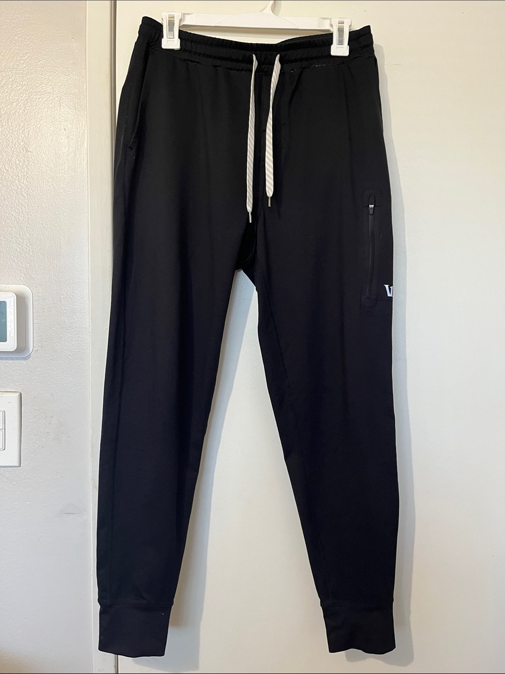 Vuori Black Jogger Sweatpants with Contrast Drawcord